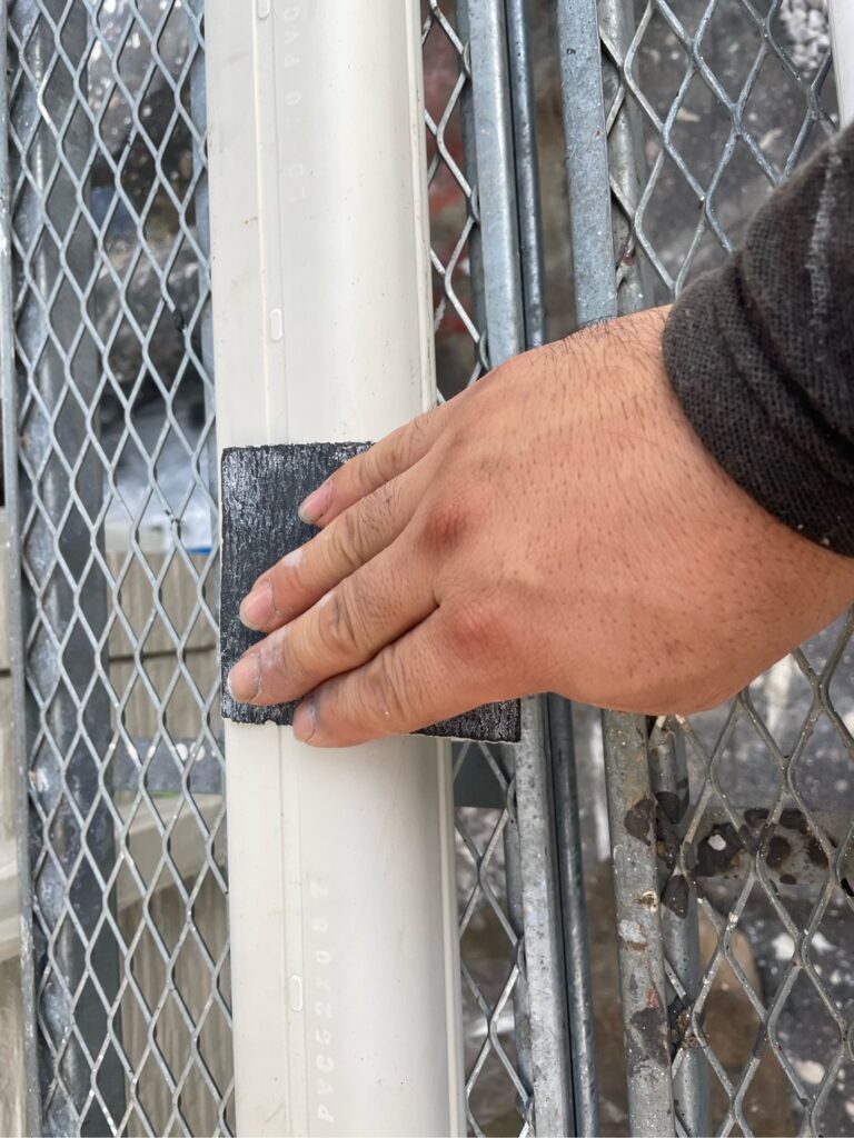 エアコンスリムダクト<br />
下地調整<br />
カバーは脱着してから塗装