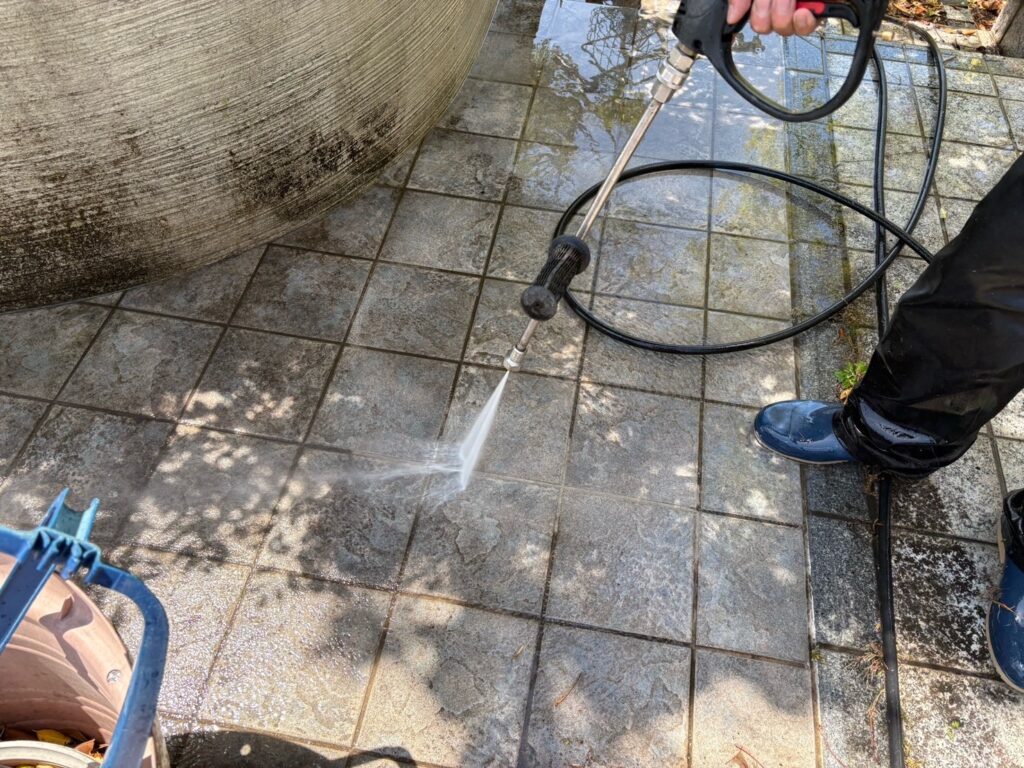 タイル高圧洗浄状況
