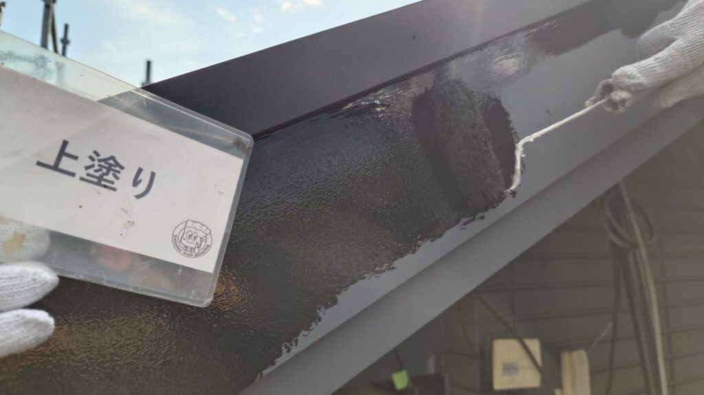 破風塗装<br />
上塗り状況