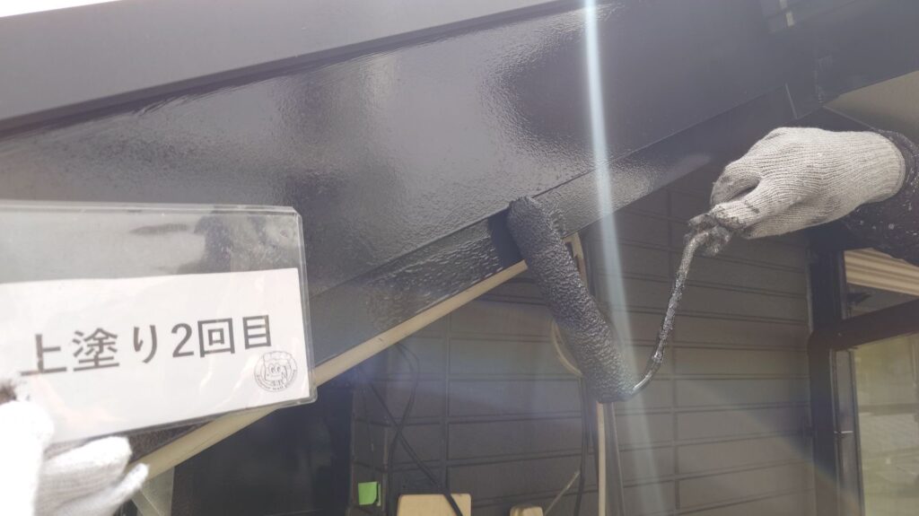 破風塗装<br />
上塗り2回目状況