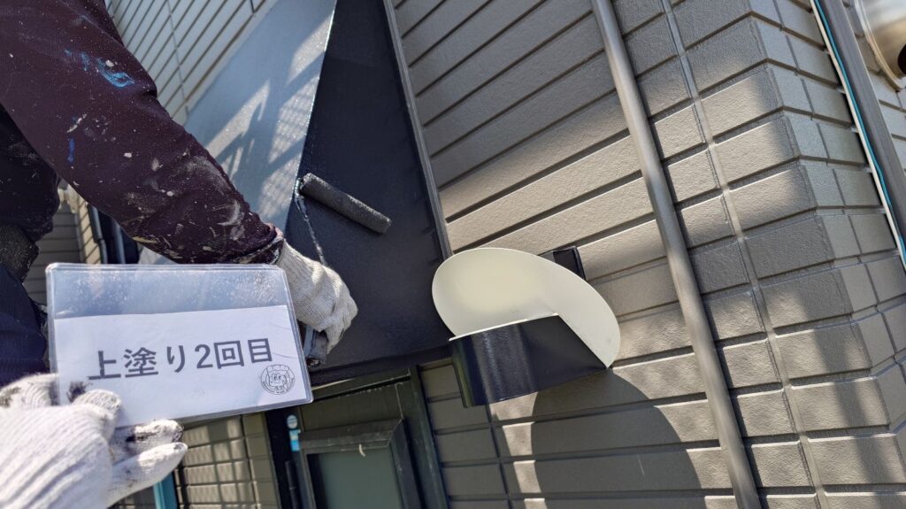 塩ビ製　庇塗装<br />
上塗り2回目完成