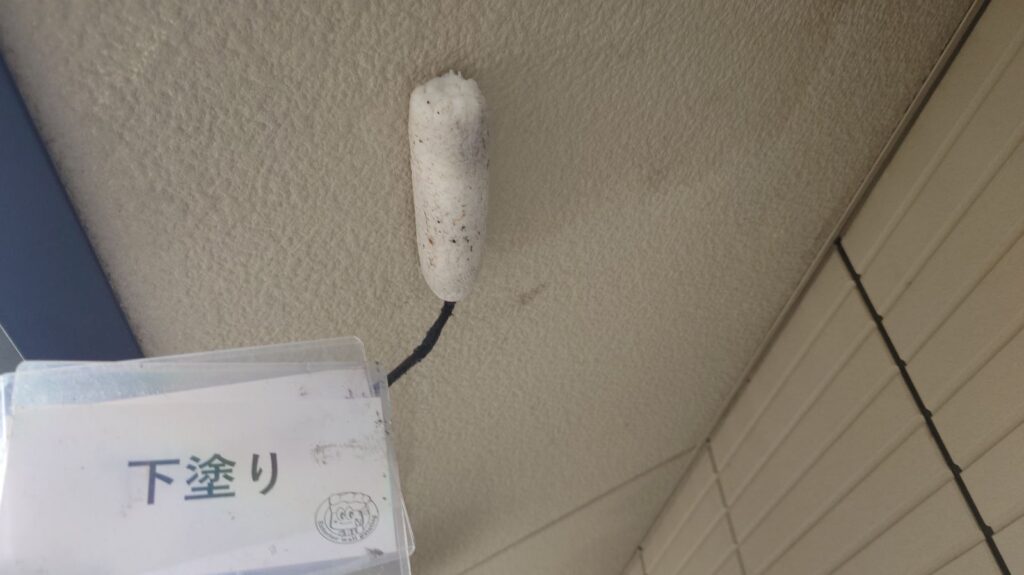 軒天塗装<br />
下塗り状況