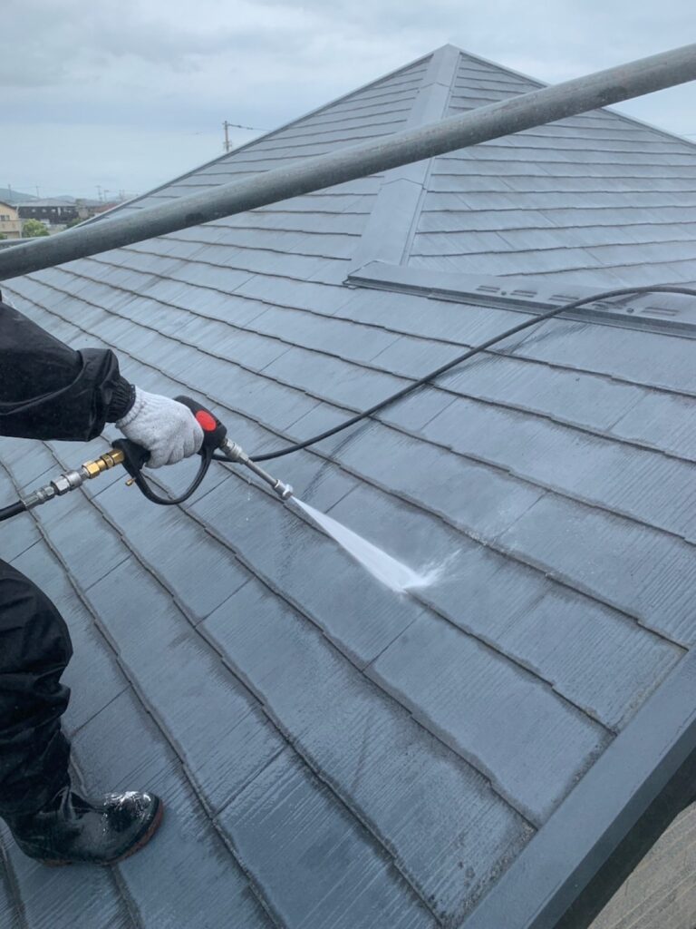 屋根<br />
高圧洗浄状況