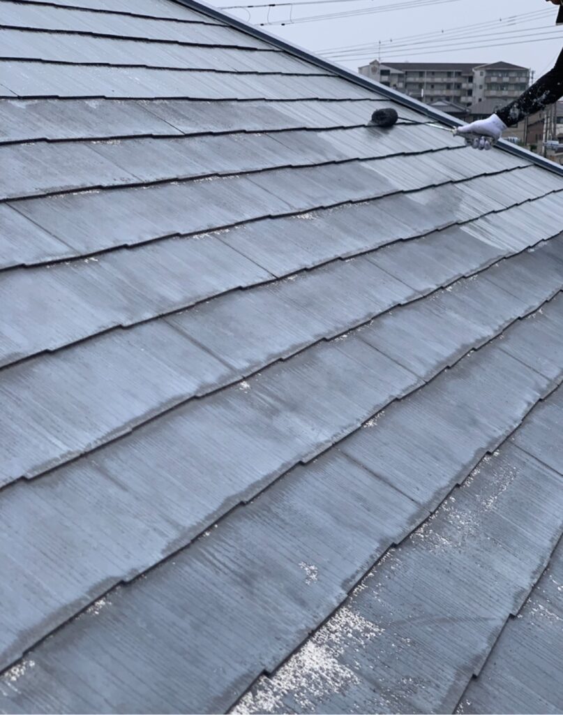 屋根　塗装<br />
専用バインダー<br />
（下塗り）状況