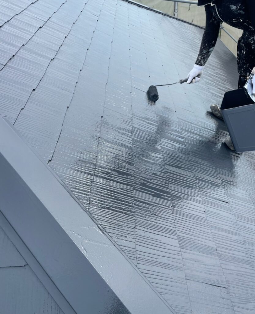 屋根塗装<br />
上塗り状況