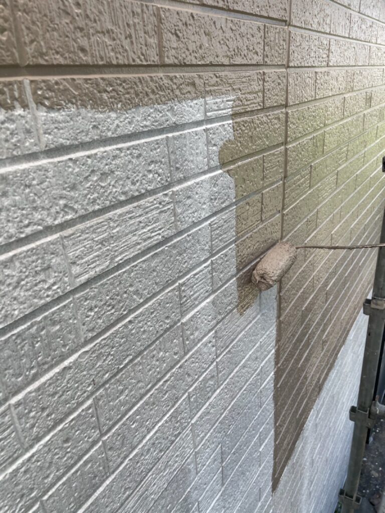 外壁塗装上塗り　<br />
状況