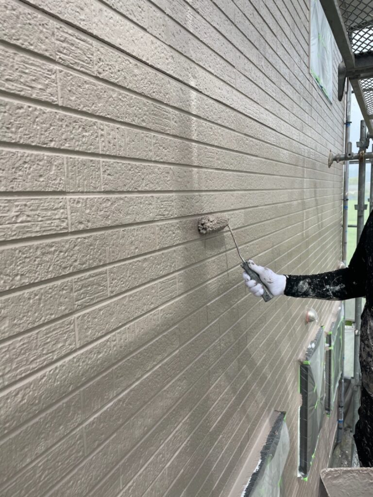 外壁塗装上塗り2回目<br />
状況