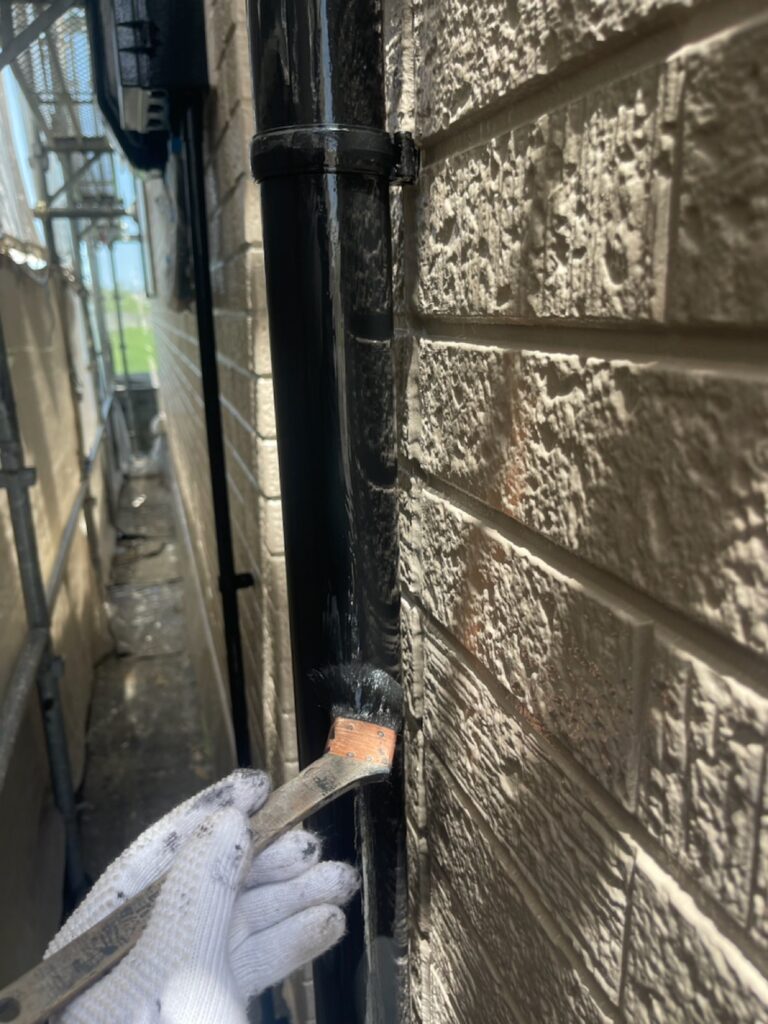 雨樋塗装<br />
上塗り2回目状況