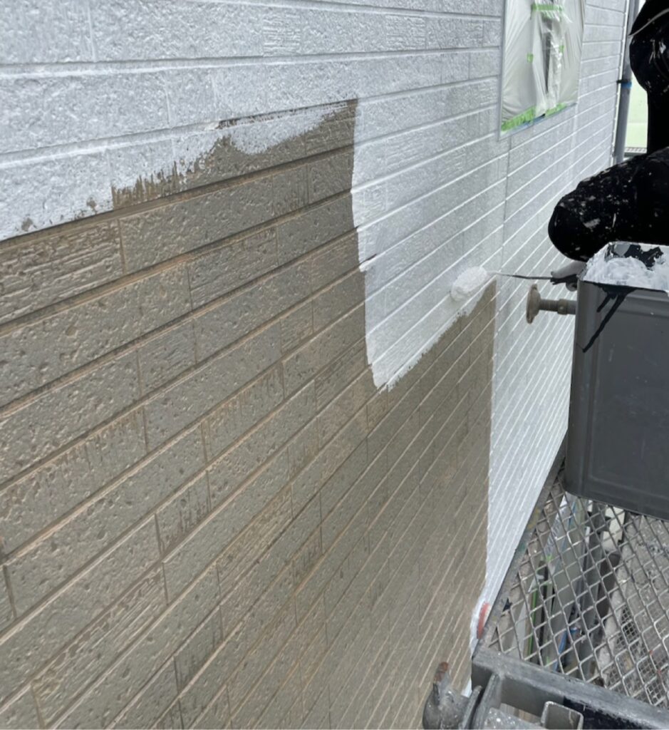 外壁塗装下塗り<br />
2回目状況