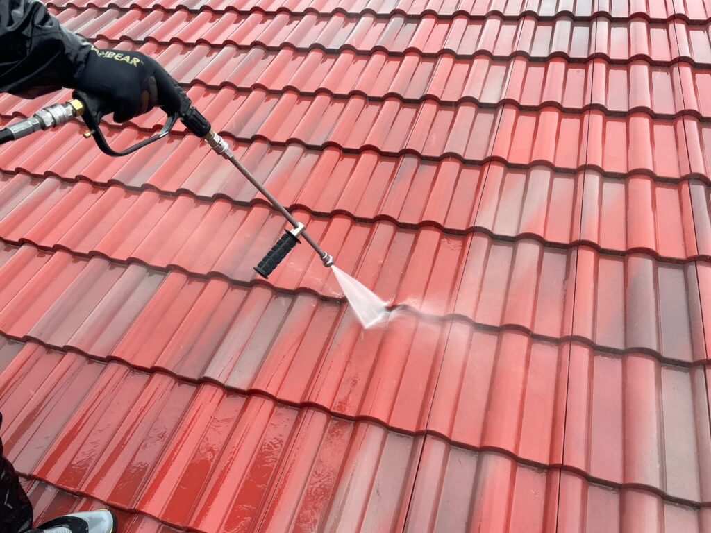 屋根塗装<br />
高圧洗浄状況