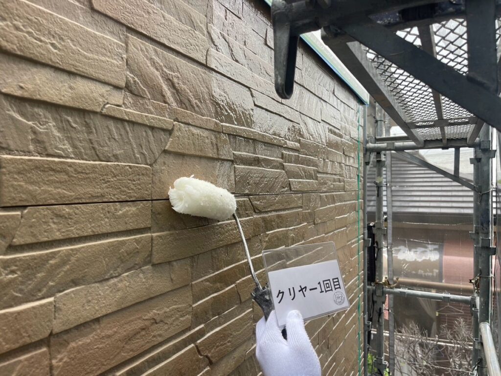 外壁クリヤー塗装<br />
1回目状況