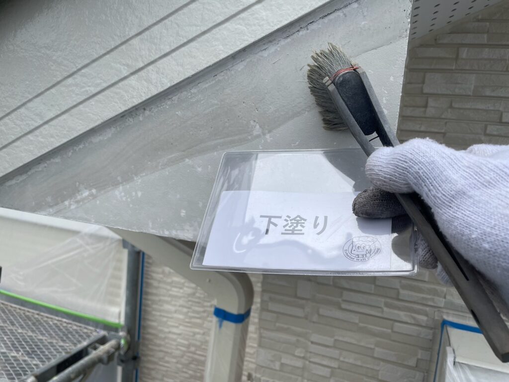 破風鼻隠し塗装<br />
下塗り状況