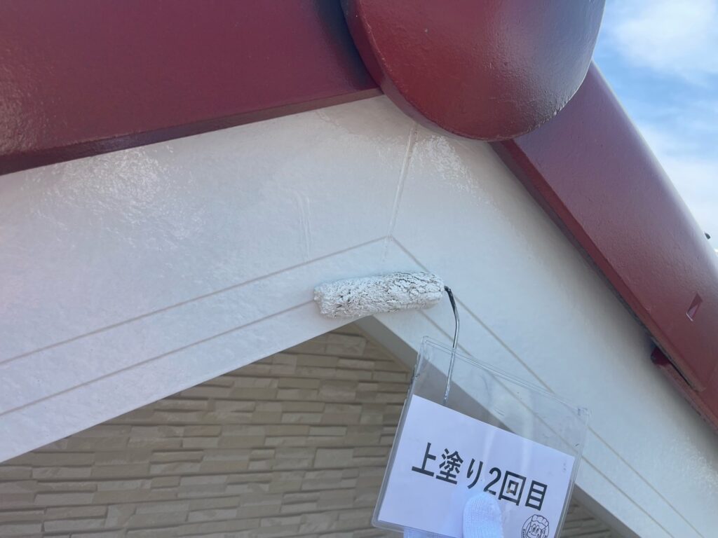 破風鼻隠し塗装<br />
上塗り2回目状況