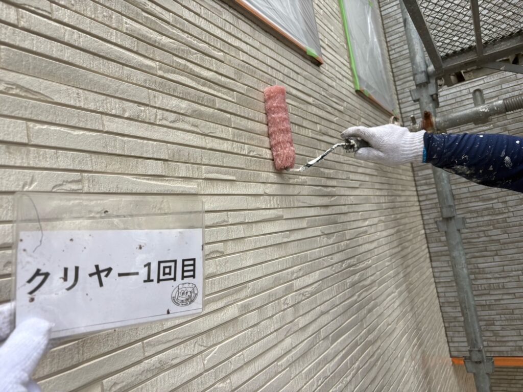 外壁クリヤー塗装<br />
1回目状況