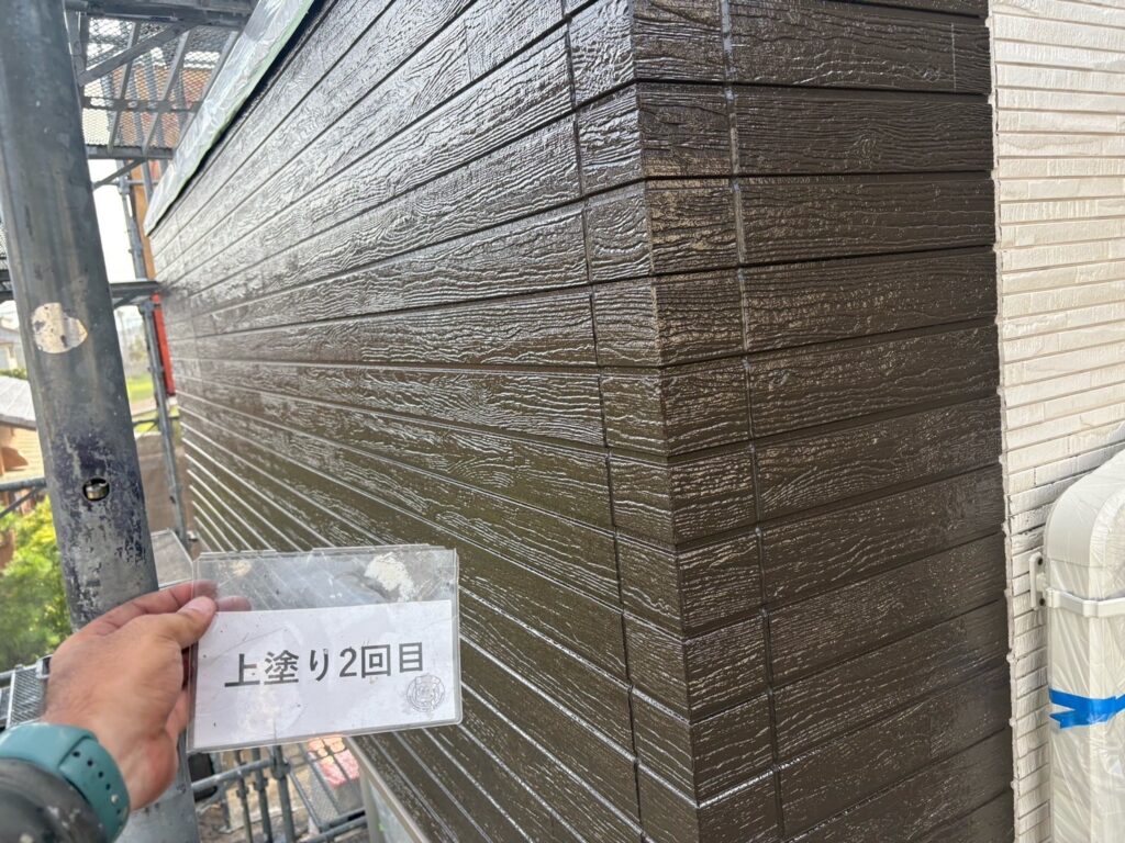 外壁　ベランダ面<br />
上塗り2回目完成