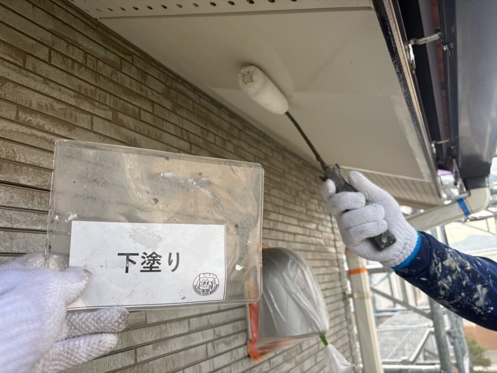 軒天塗装<br />
下塗り状況