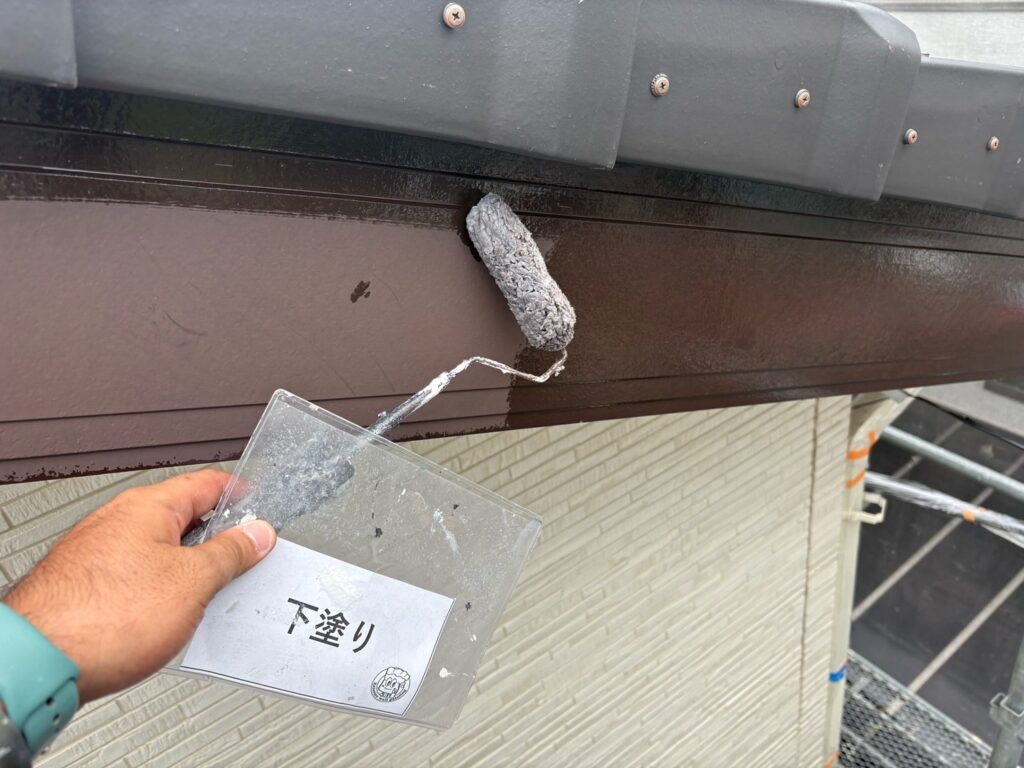 破風鼻隠し塗装<br />
下塗り状況