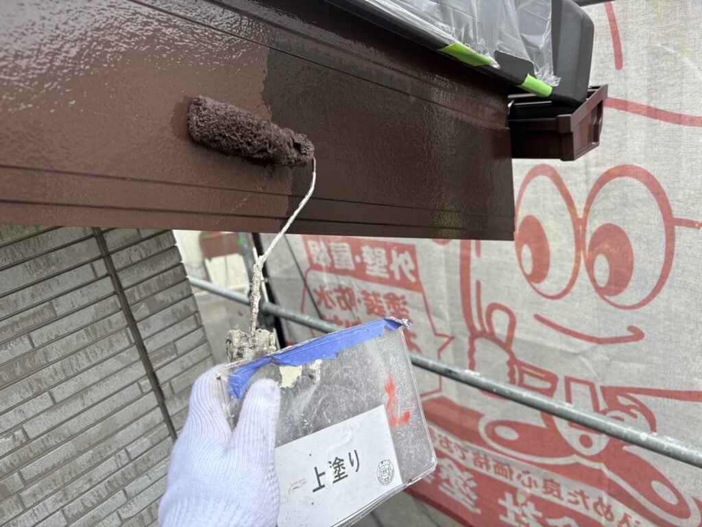 破風鼻隠し塗装<br />
上塗り状況