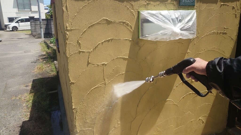 塀（擁壁）塗装<br />
高圧洗浄状況