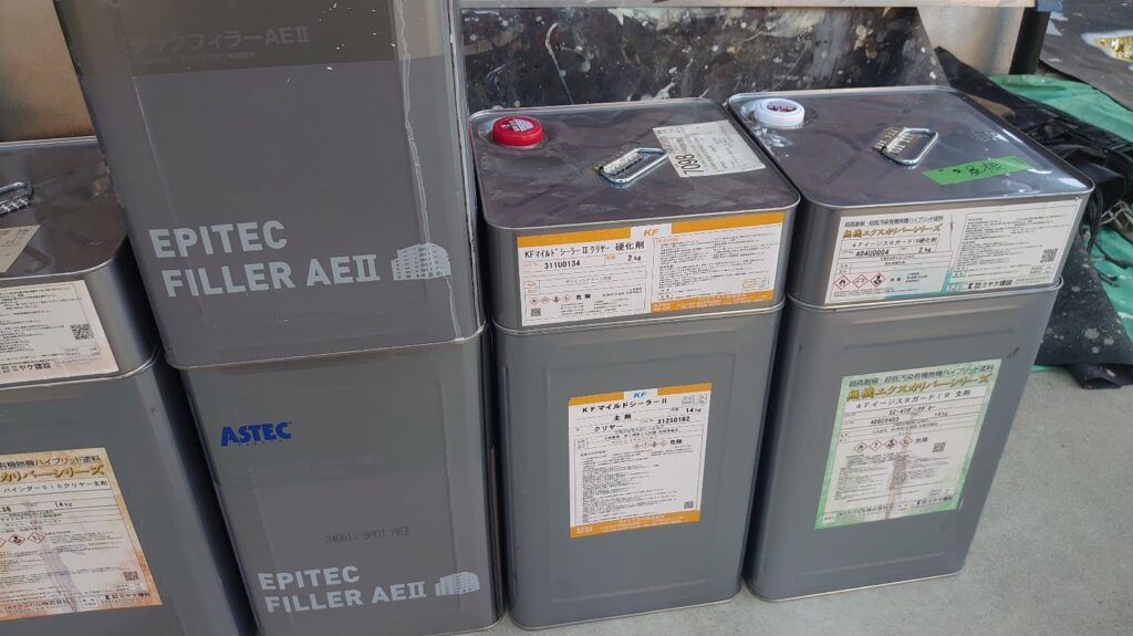 屋根塗装<br />
材料<br />
イージスルーフガード（写真右）