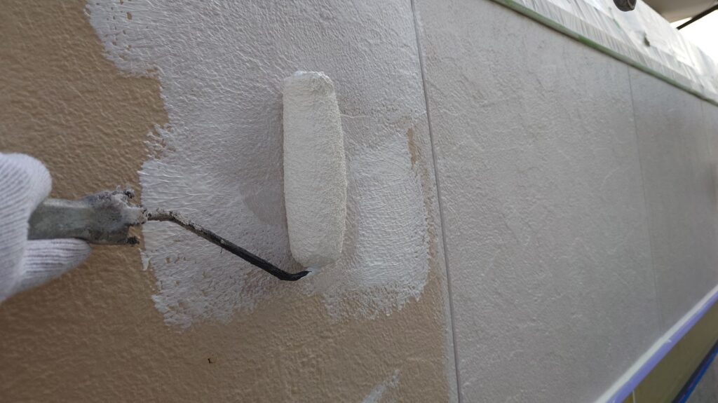 外壁塗装<br />
下塗り状況