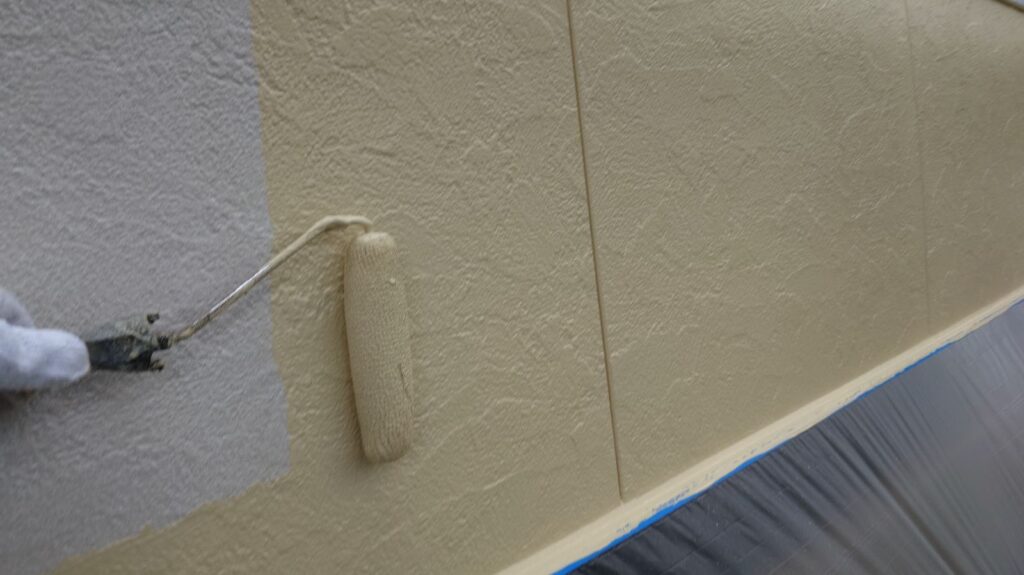 外壁塗装<br />
上塗り状況