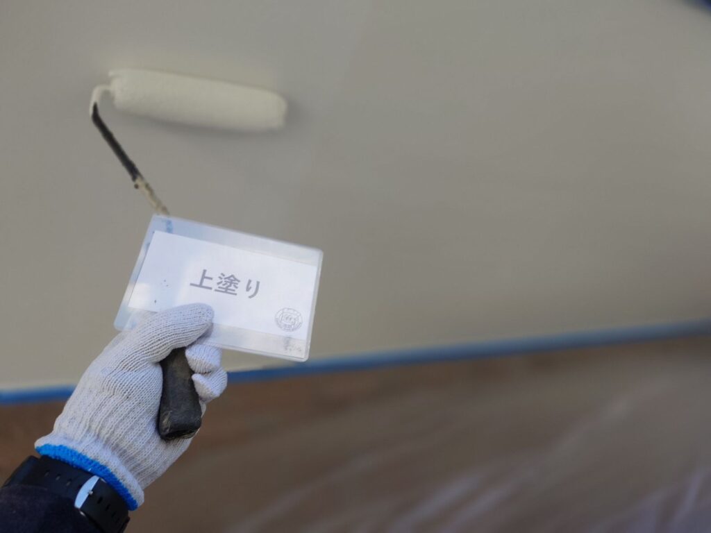 軒天塗装<br />
上塗り状況