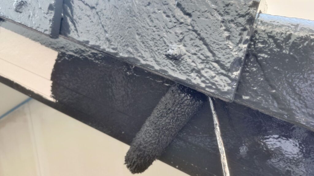 破風塗装<br />
上塗り状況