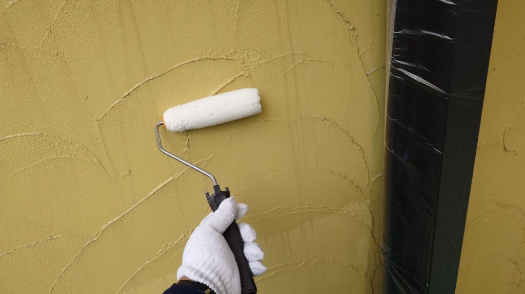 塀（擁壁）塗装<br />
下塗り状況