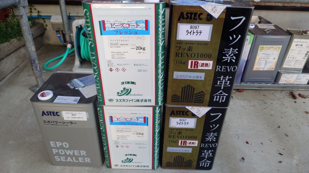 外壁塗装<br />
材料<br />
フッ素REVO（写真右）