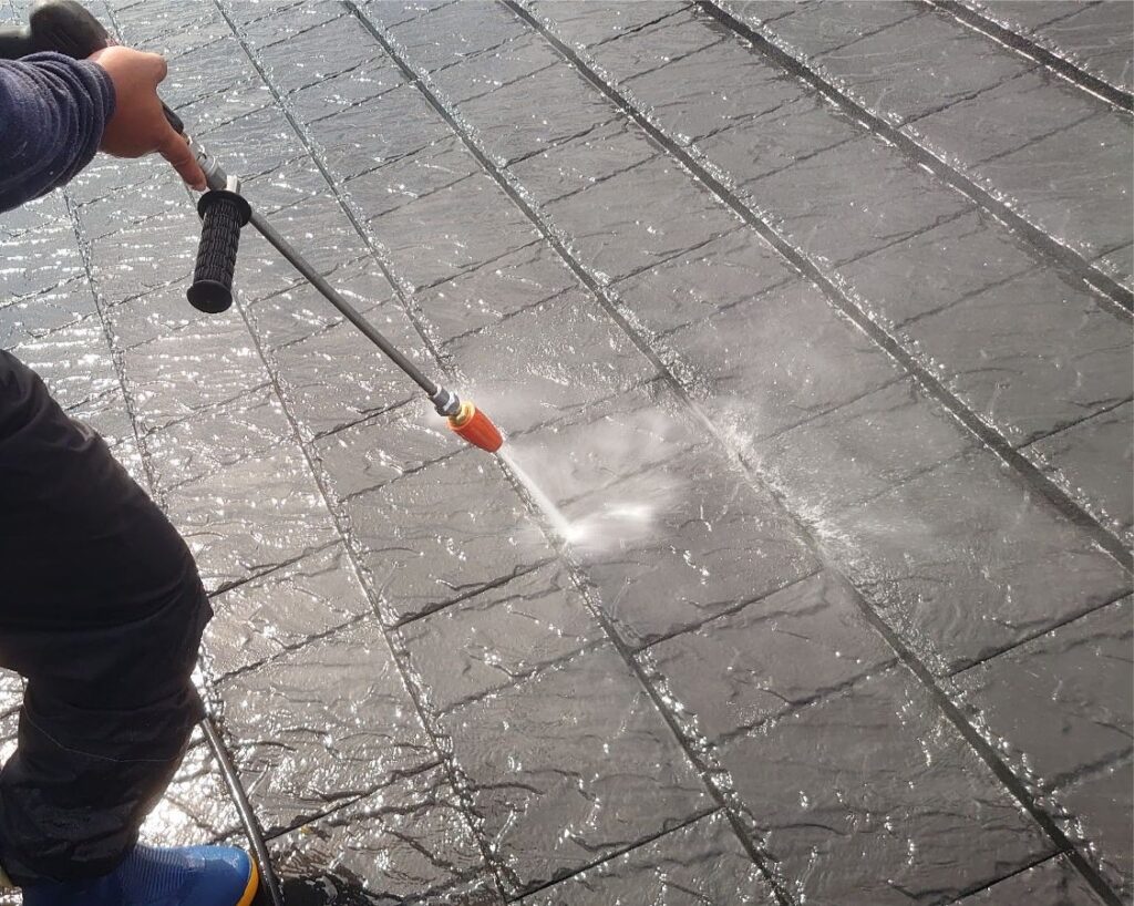 屋根　高圧洗浄状況