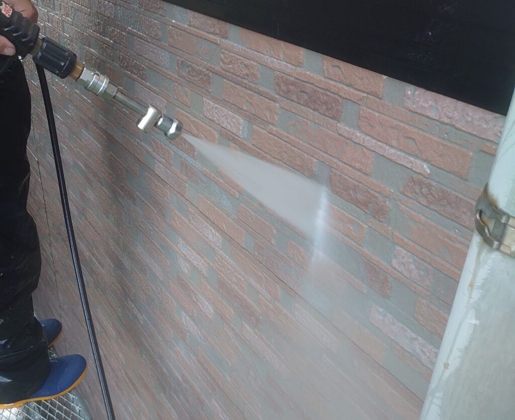 外壁　高圧洗浄の様子になります。