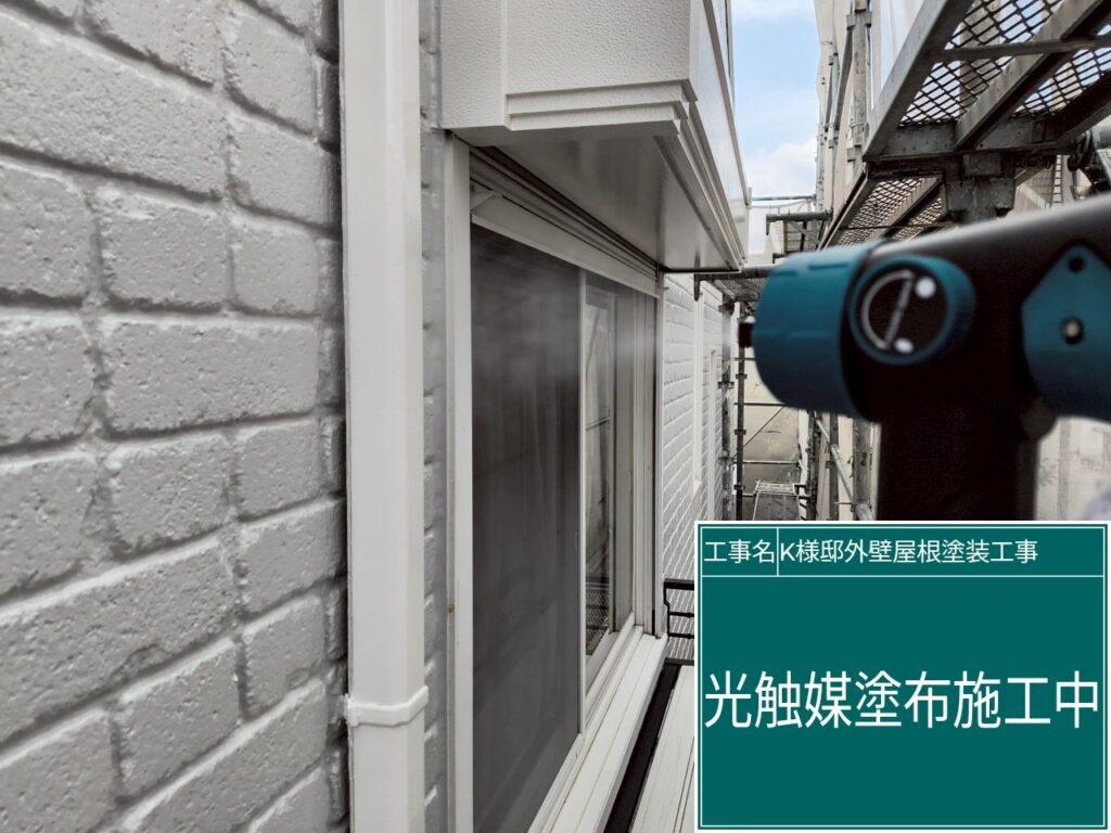 窓周りに仕上げ材の光触媒プロテクトコーティング（クリスタルシーズンtg）を塗布します。