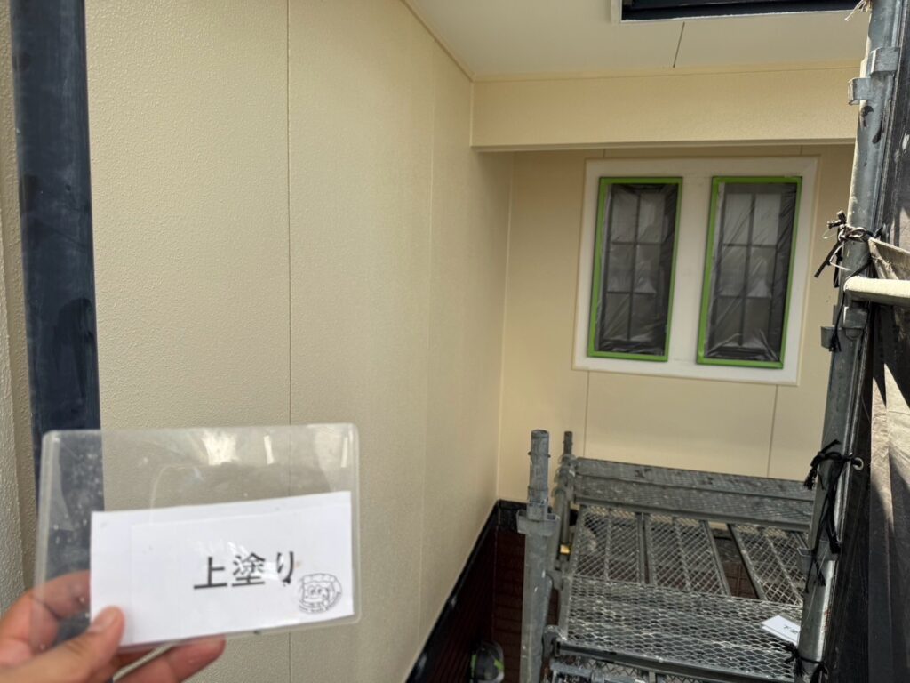 外壁塗装上塗り<br />
完成
