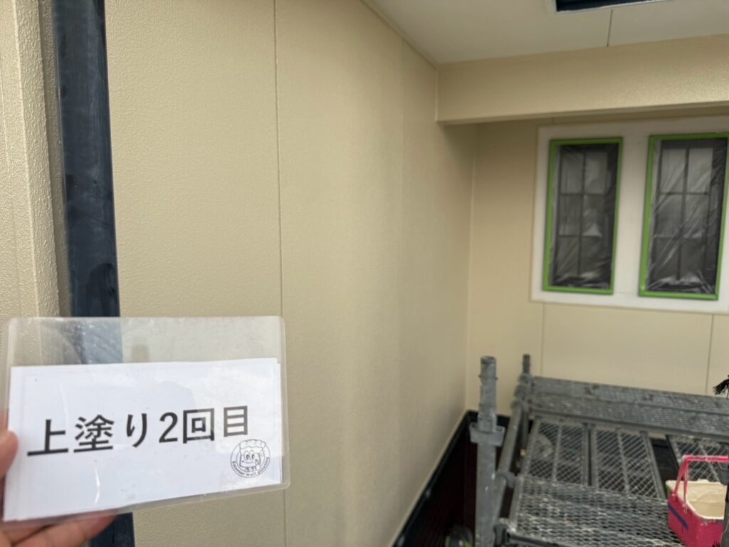 外壁塗装上塗り2回目<br />
完成<br />
光沢も出て綺麗に<br />
仕上がりました！