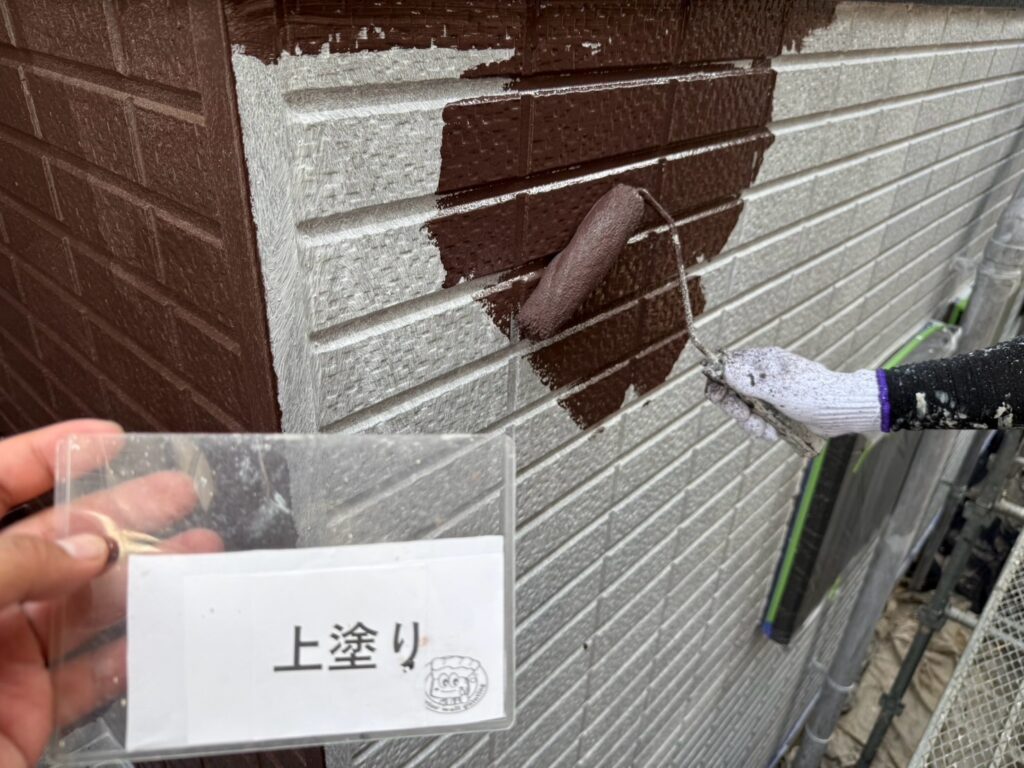 外壁塗装上塗り<br />
状況