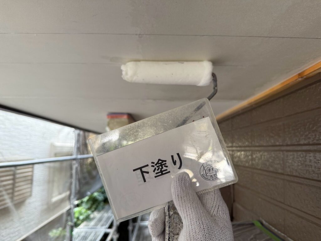 軒天塗装<br />
下塗り状況
