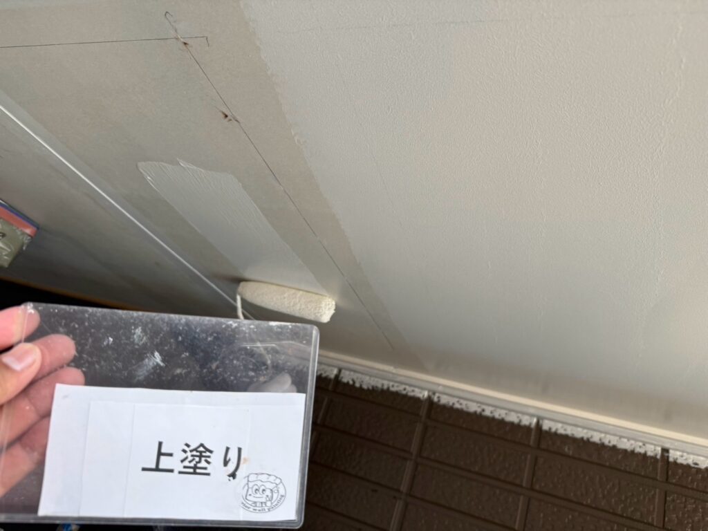 軒天塗装<br />
上塗り状況