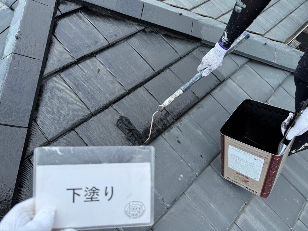 屋根塗装<br />
下塗り状況