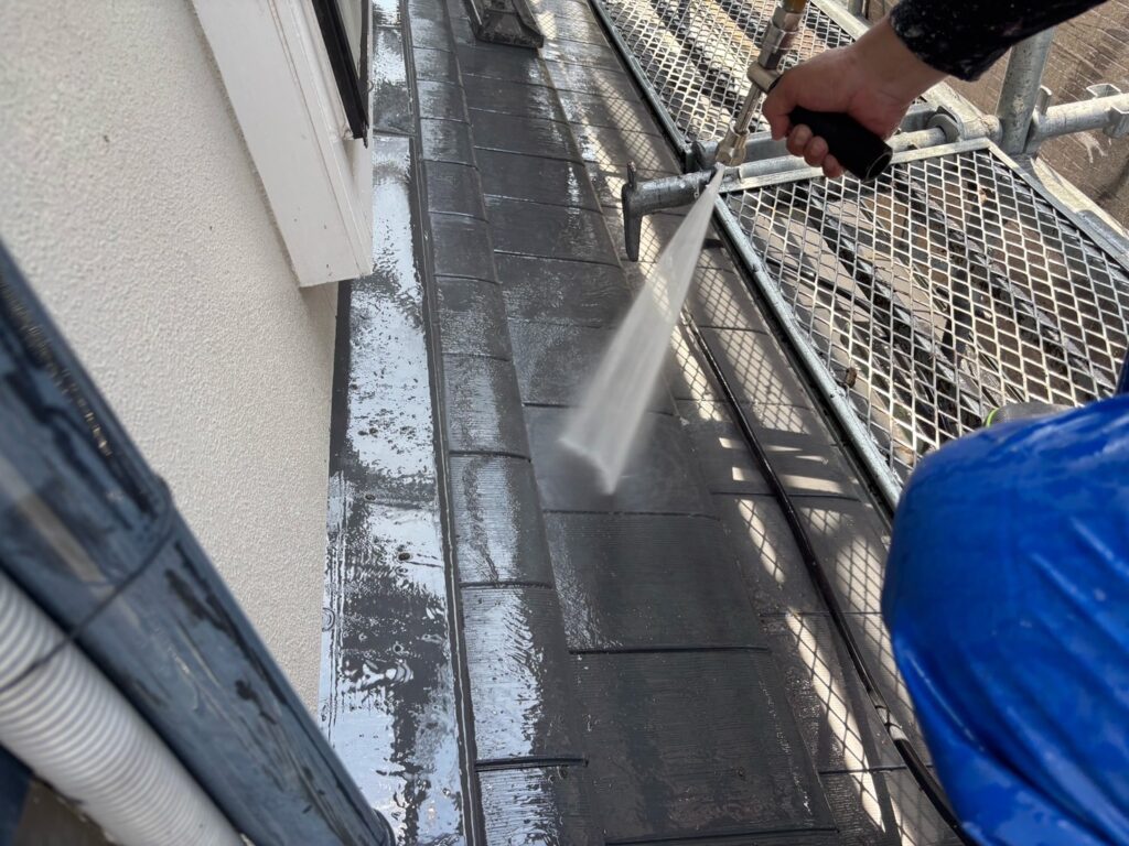 屋根塗装<br />
高圧洗浄状況
