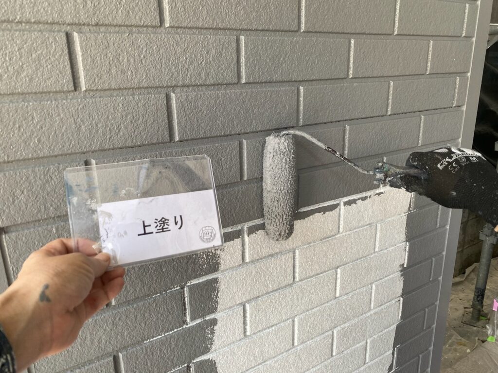 外壁塗装<br />
上塗り状況