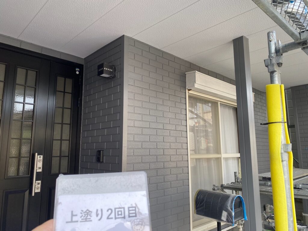 外壁塗装<br />
上塗り2回目　<br />
完成