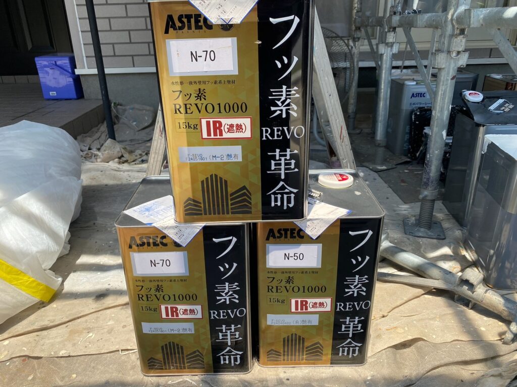 外壁塗装<br />
上塗り仕様材料<br />
アステック<br />
フッ素REVO
