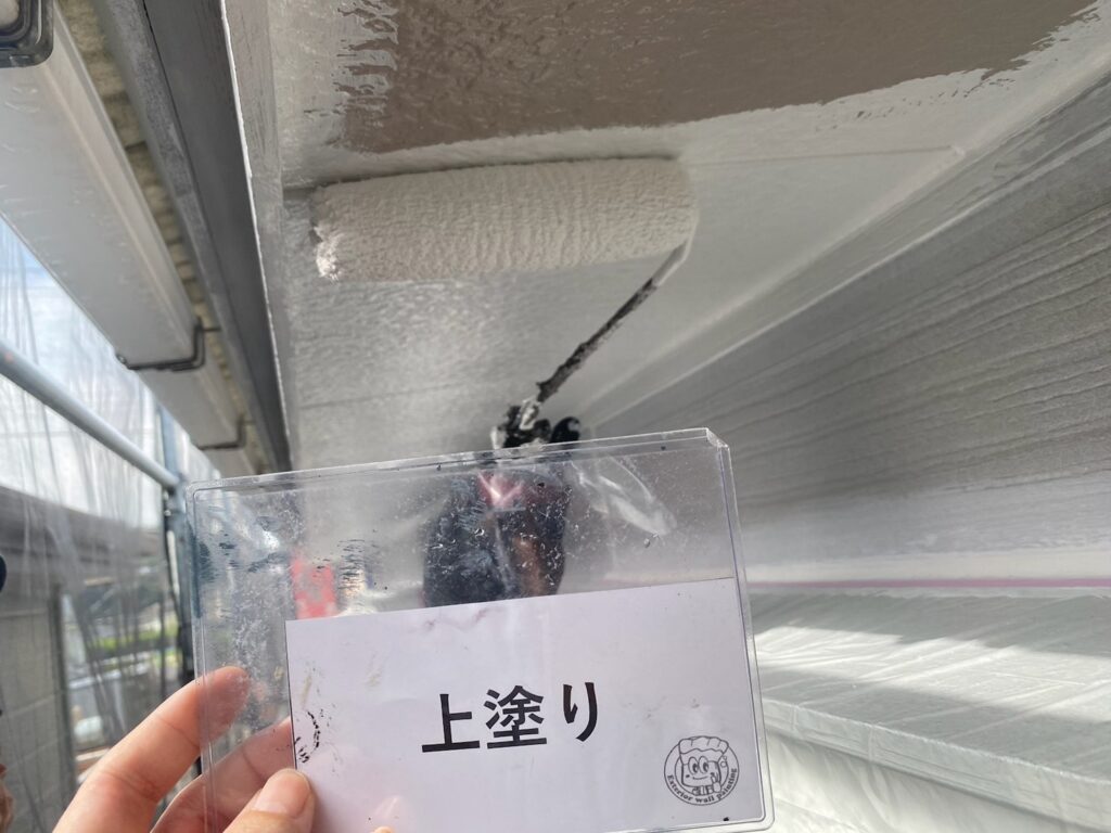 軒天塗装<br />
上塗り状況
