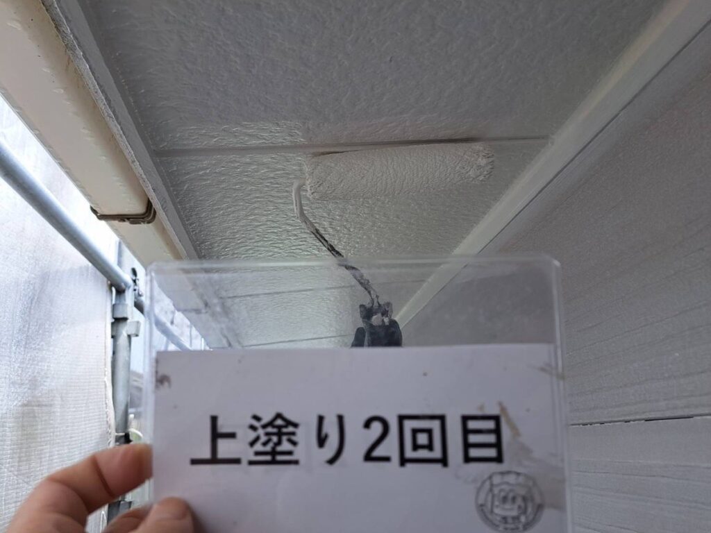 軒天塗装<br />
上塗り2回目状況