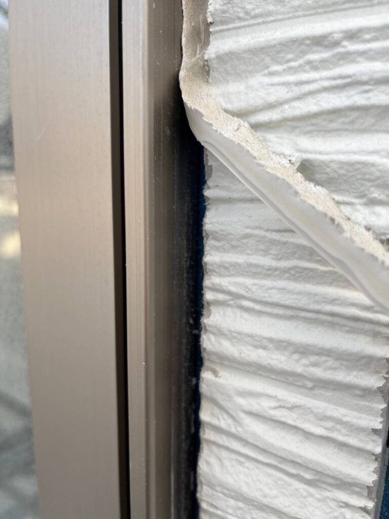 コーキング工事<br />
既存コーキング撤去状況