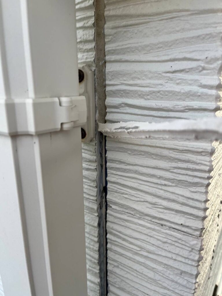 コーキング工事<br />
既存コーキング撤去状況