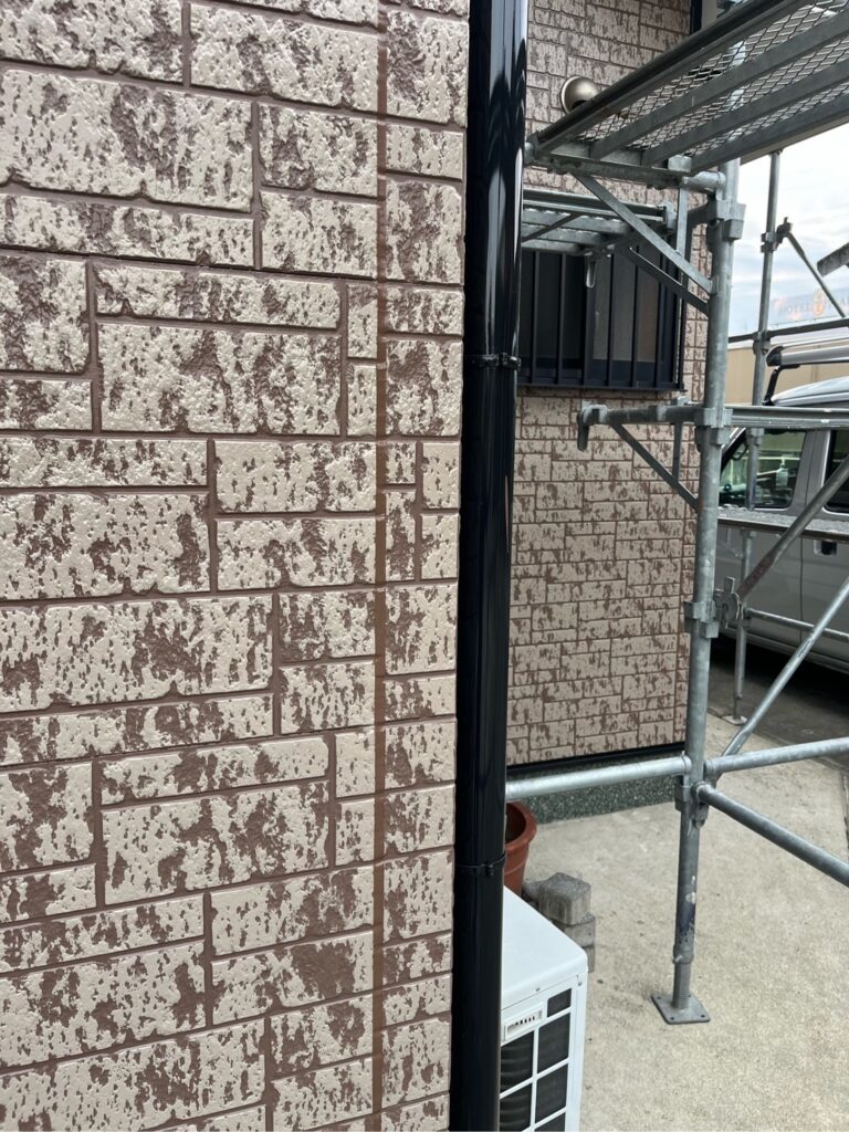 シーリング施工<br />
完成<br />
外壁の色に合わせて施工