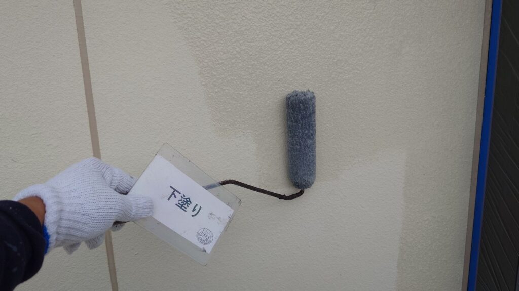 外壁<br />
下塗り状況