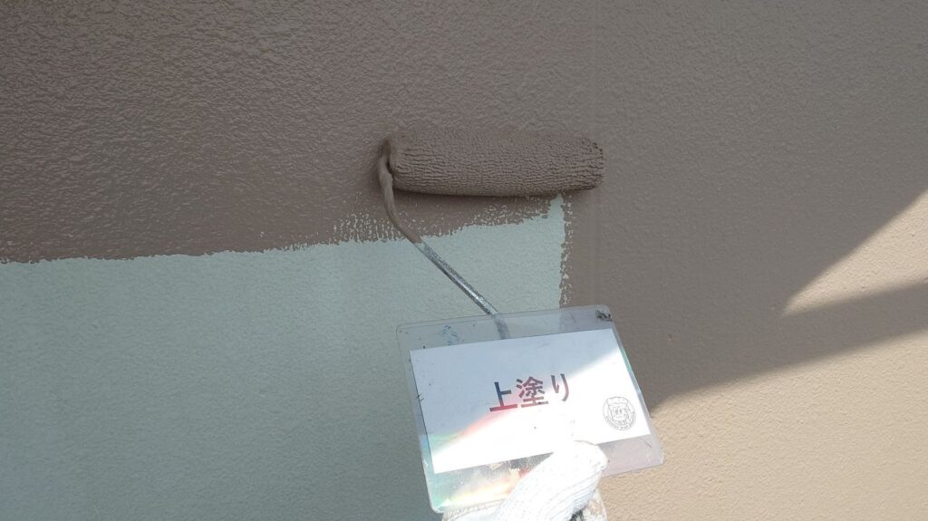 外壁塗装<br />
上塗り状況